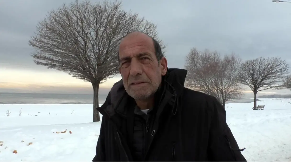 Erciş’te Kar Yağışı Altında Yılmaz Şit, Sokak Hayvanlarına Ekmek Bıraktı