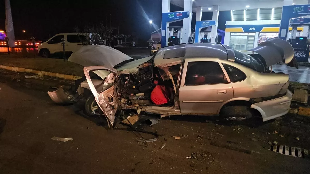 Erzincan'da Akaryakıt İstasyonunda Kaza: Sürücü Hastaneye Kaldırıldı