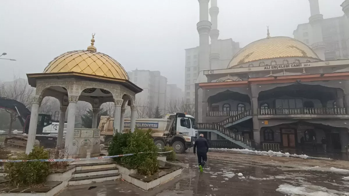 Gaziantep’te Şiddetli Yağış Sonrası Ali Erçelebi Camii Avlusunda Çökme Oluştu
