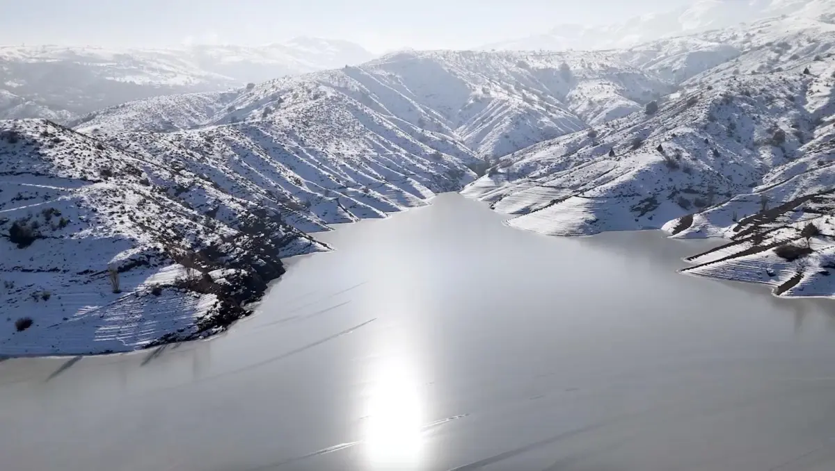 Erzincan’da Donmuş Baraj Gölü Dron Görüntüleriyle İzleyicileri Büyülüyor