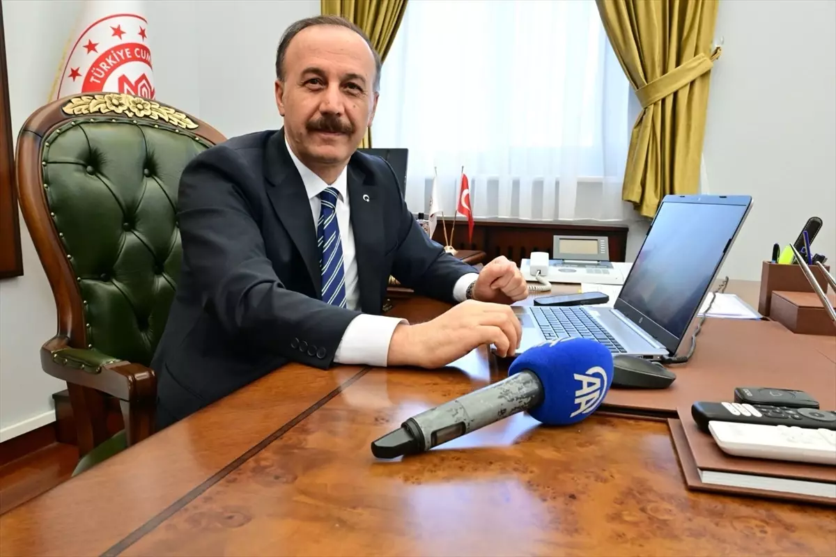 Isparta Valisi Abdullah Erin, AA’nın ‘Yılın Kareleri’ Fotoğraf Oylamasını Değerlendirdi