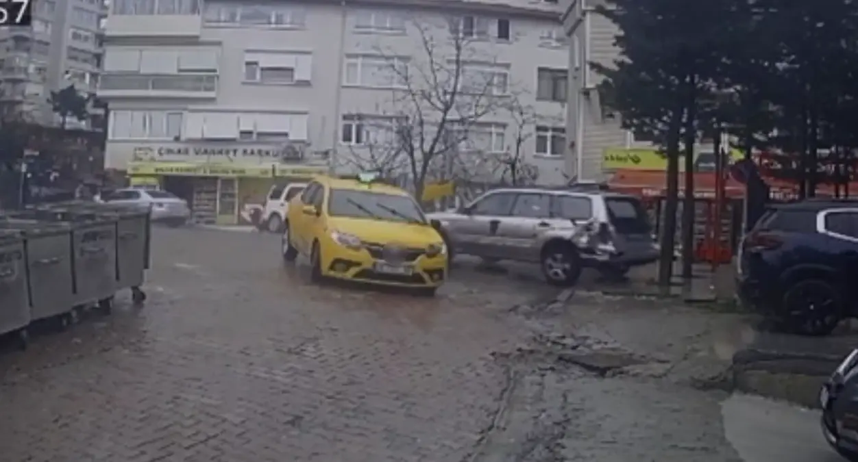 Beşiktaş’ta Geri Manevra Sırasında Sürücü Fren Yerine Gaz Pedalıyla İlerledi