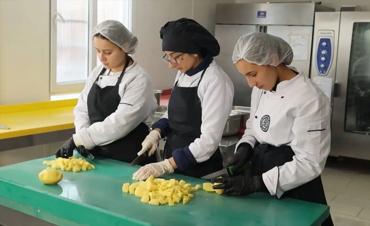 Elbistan’da Meslek Lisesi Öğrencileri Taşımalı Eğitimli Çocuklar İçin Sıcak Yemek Üretiyor