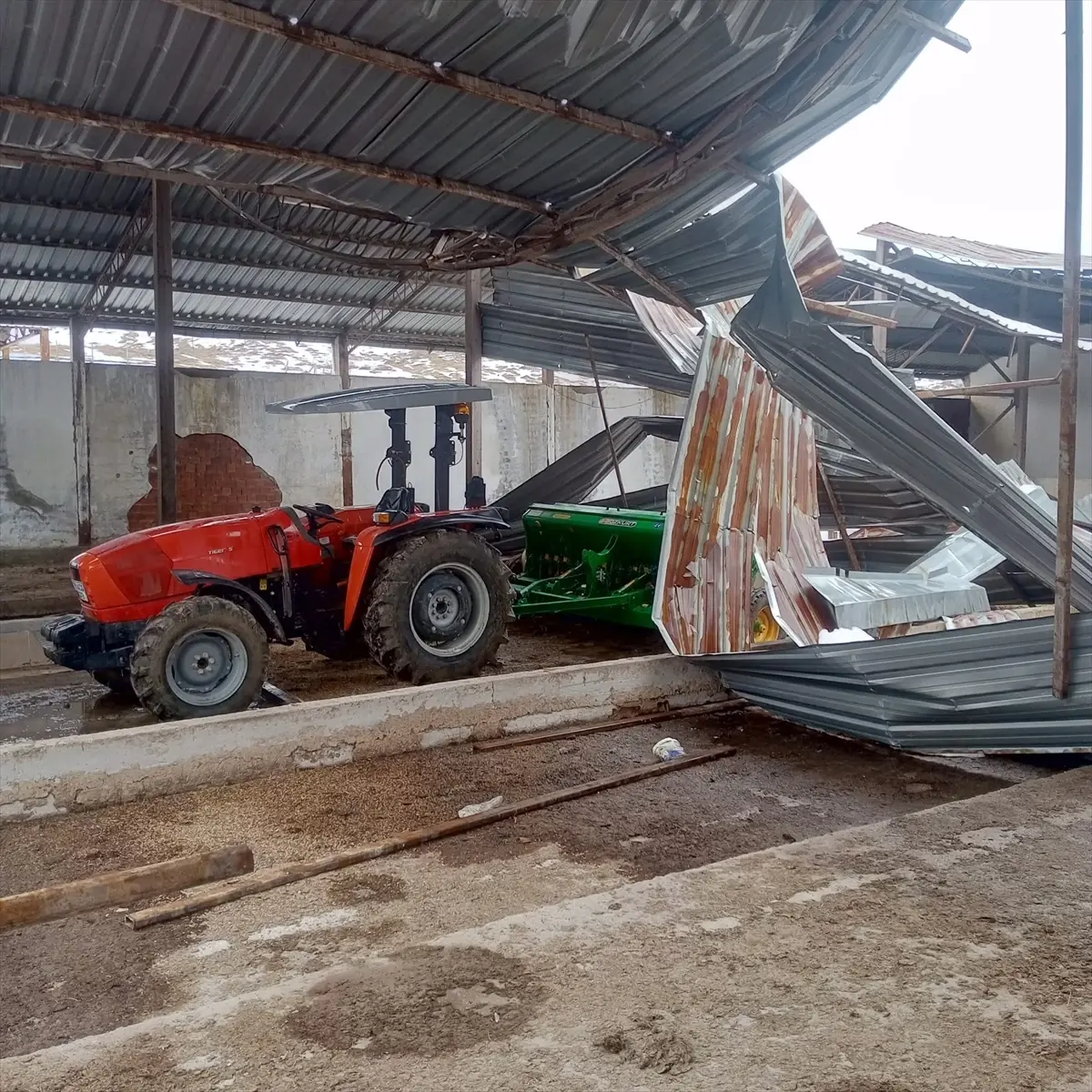 Karabük’te Şiddetli Kar Yağışı Mandıranın Çatısını Yıktı