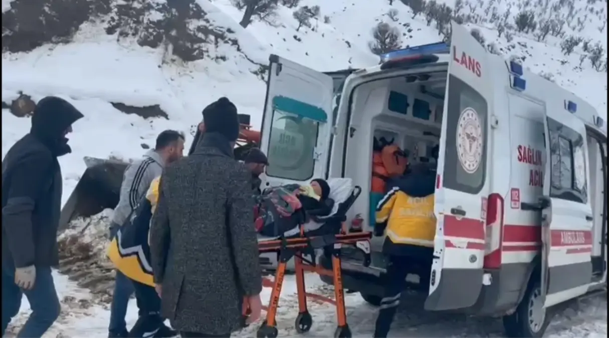 Kar Kapanınca Sıra Dışı Bir Yolculuk: 63 Yaşındaki Yiğit Kızakla Hastaneye Götürüldü