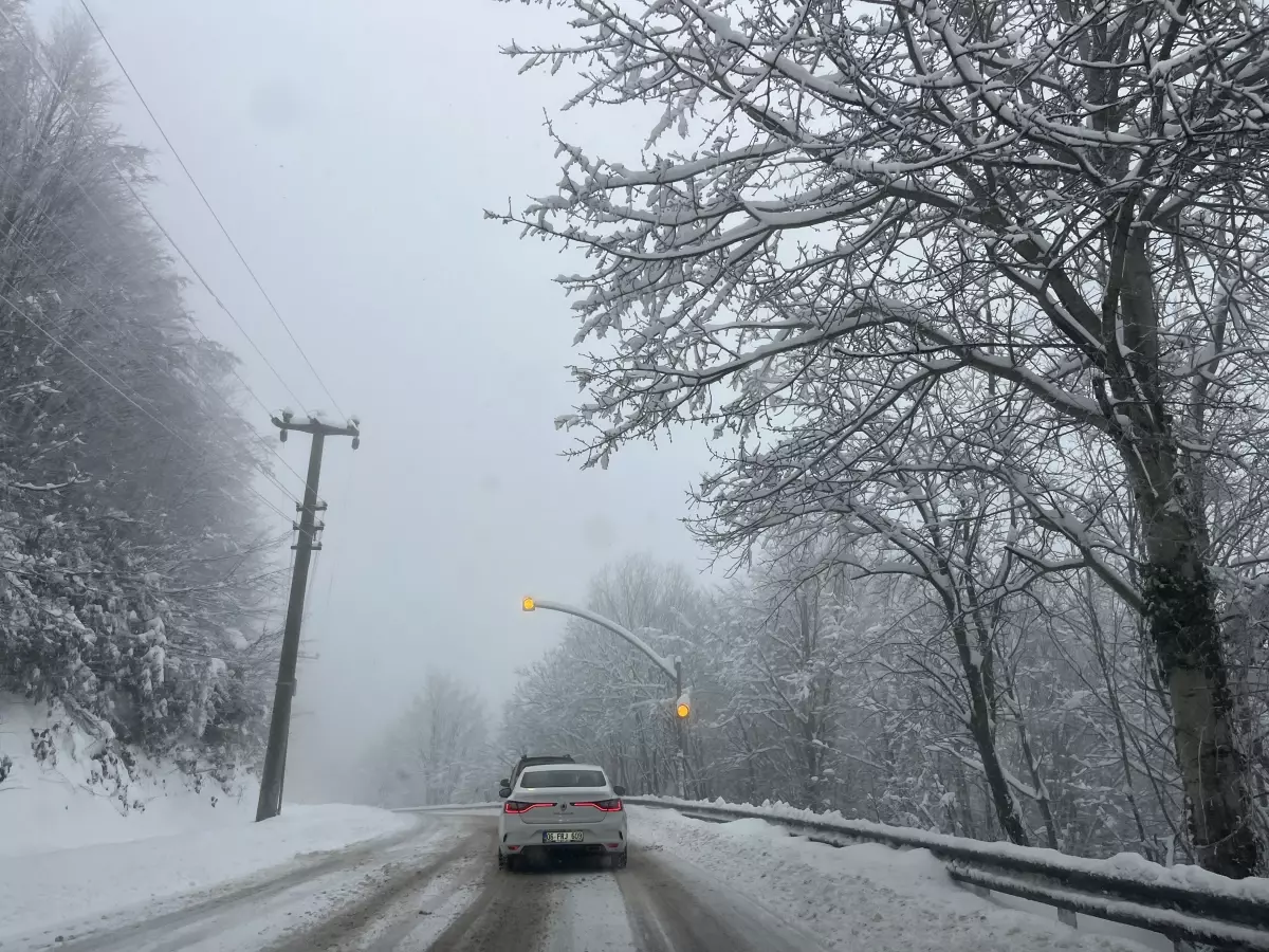 Kartepe'de Kar Keyfi: Öğrenciler Şambelle Kayıyor ve Kar Topu Oynuyor