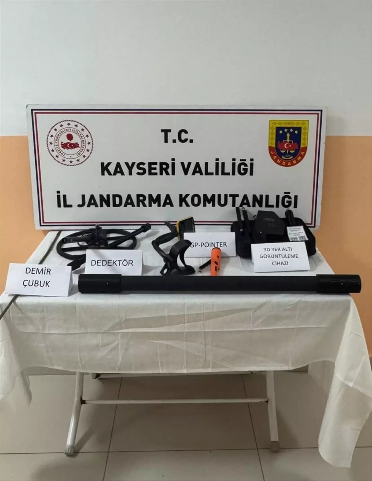 Kayseri'de Jandarma, İzinsiz Kazı Yapan Üç Şüpheliyi Suçüstü Yakaladı