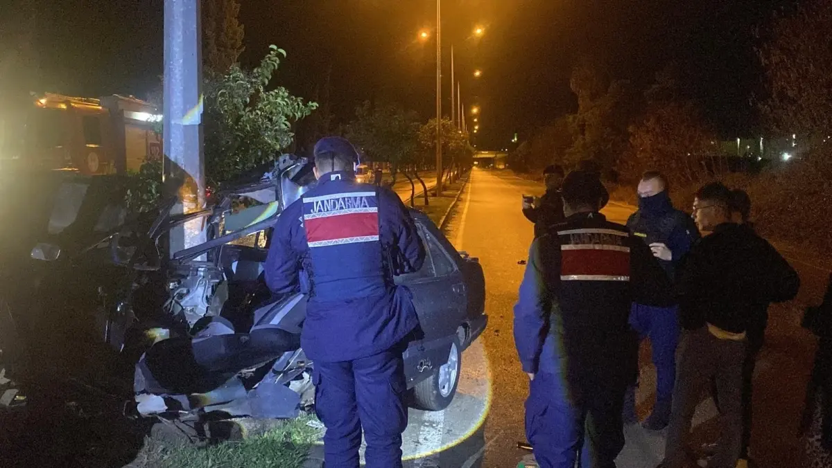 Ceyhan’da Kaygan Yolda Araç İkiye Bölündü: Sürücünün Şanslı Kurtuluşu