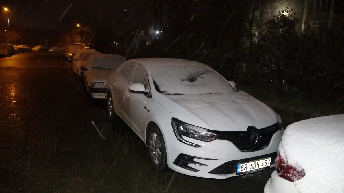 Keşan’da Yoğun Kar Yağışı Şehri Beyaza Döndürdü