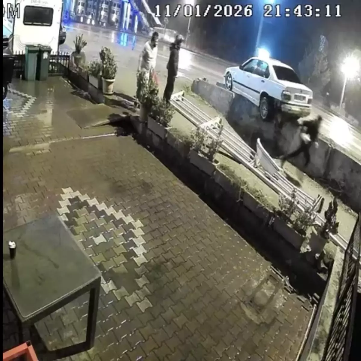 Karabük'te Araç Korkuluklara Çarparak Askıya Kaldı, Sürücü Olay Yerinden Kaçtı