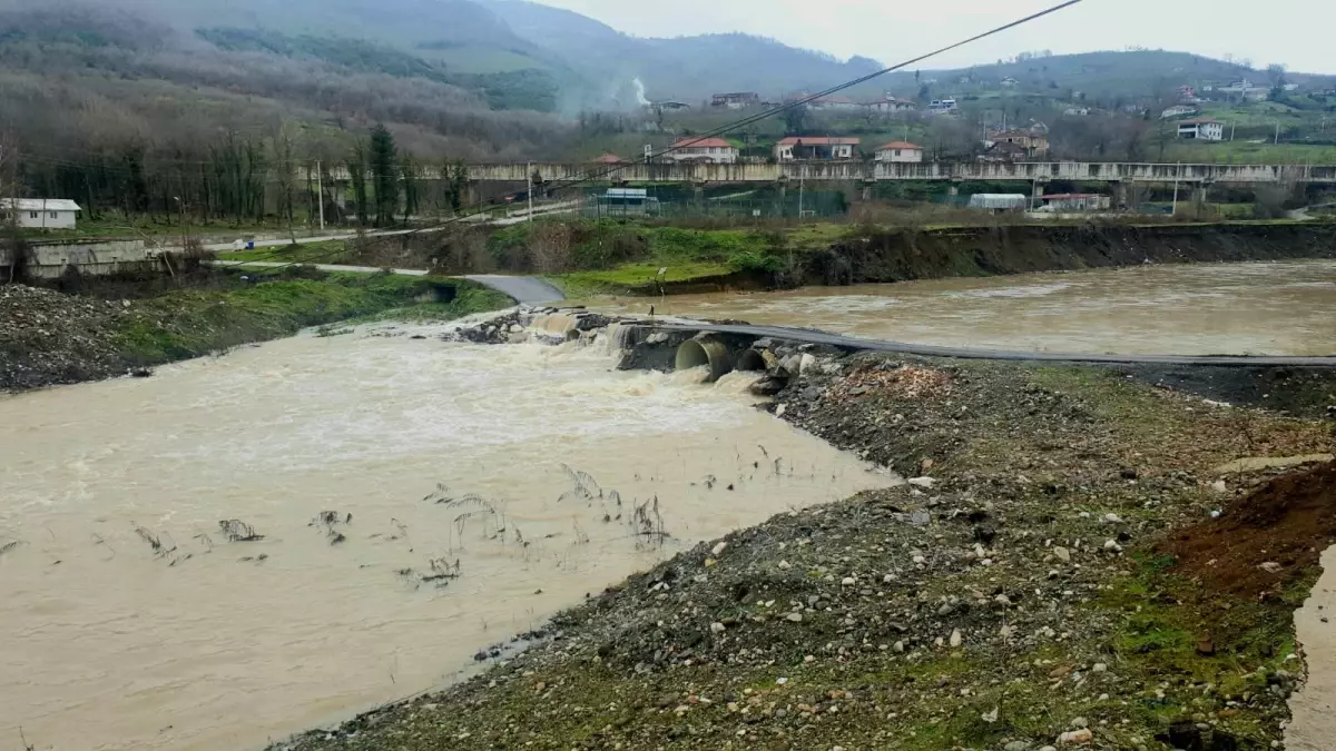 Düzce’de Şiddetli Sağanak Sonrası Küçük Melen Çayı Taştı, Köy Yolları Kapandı