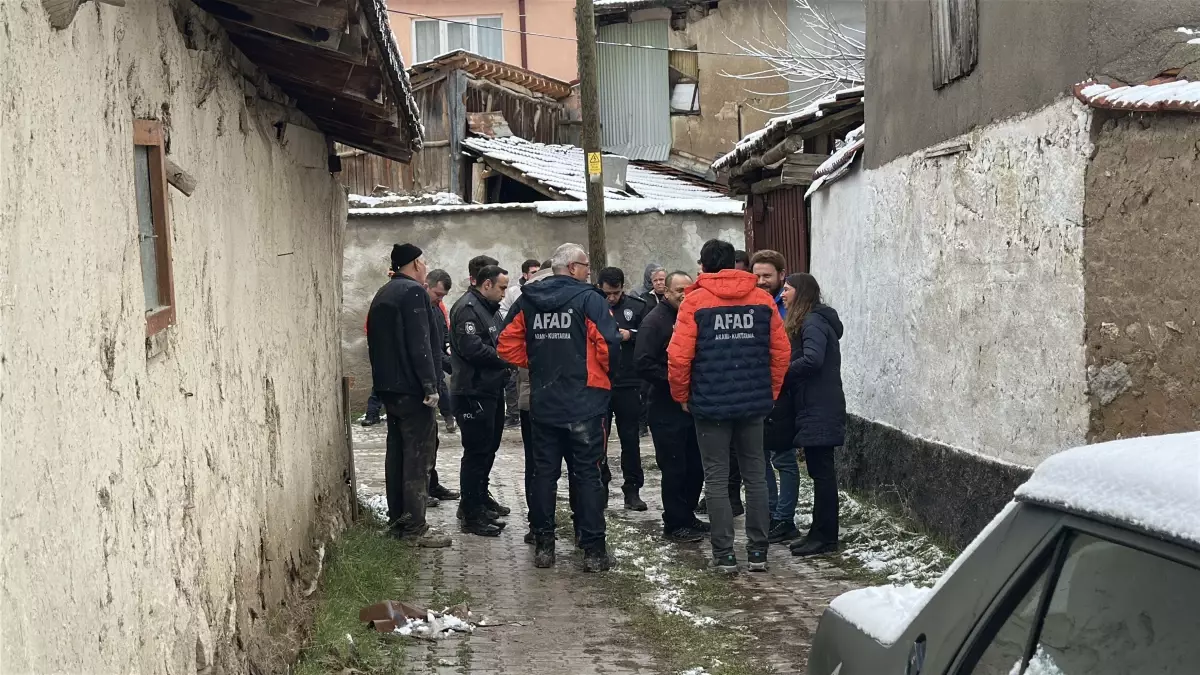 Kütahya’da Tadilat Sırasında Çöken Ev, Bahçedeki İşçiyi Yaraladı