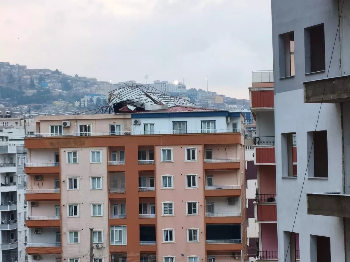 Mardin Artuklu’da Şiddetli Rüzgar 7 Katlı Binanın Çatısını Uçurdu