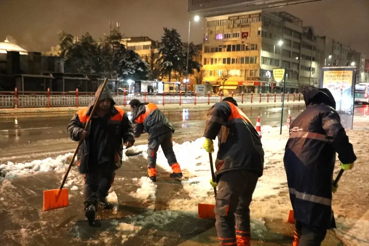 Kayseri Melikgazi Belediyesi Kar Temizleme ve Tuzlama Çalışmalarını Hızlandırdı
