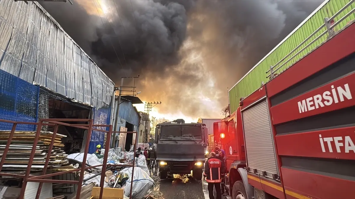 Toroslar'da Geri Dönüşüm Fabrikasında Çıkan Yangın Kontrol Altına Alındı