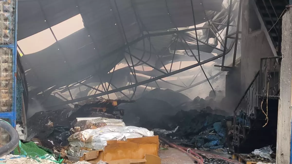 Mersin’de Geri Dönüşüm Tesisindeki Yangın Kontrol Altına Alındı