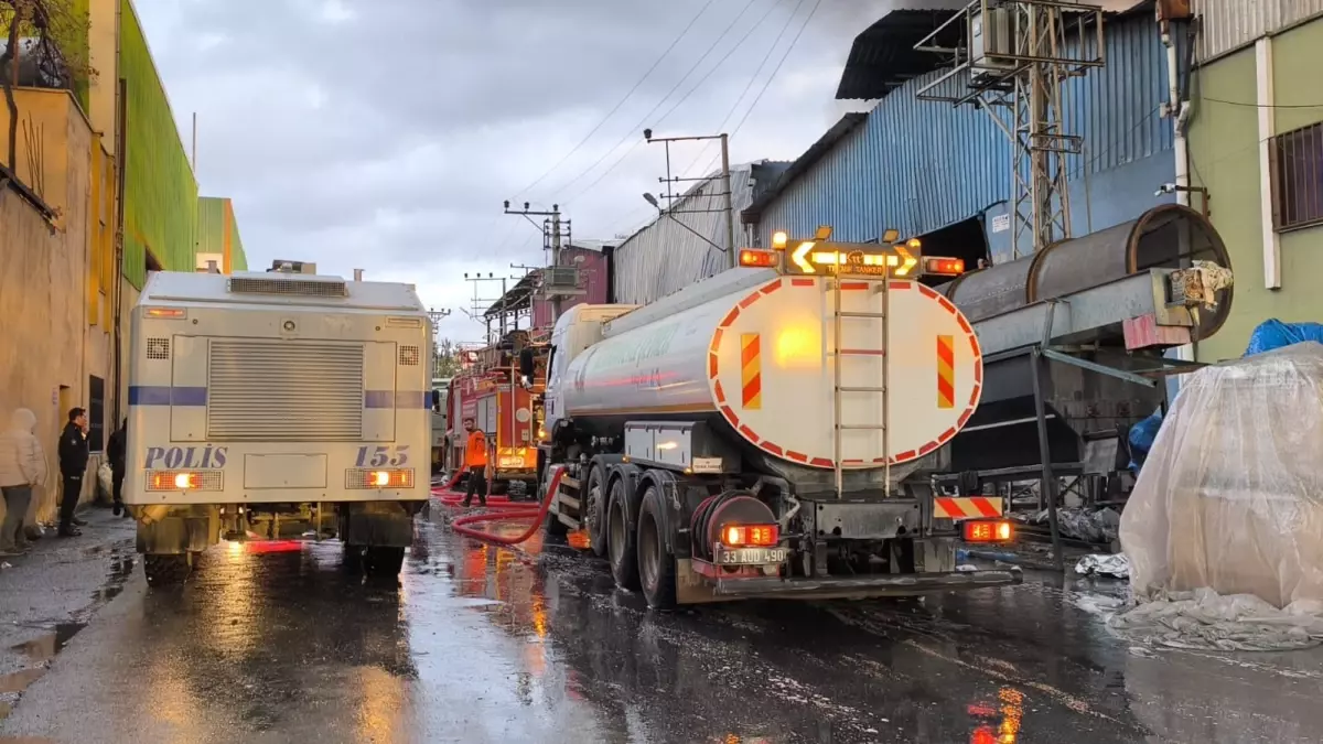 Mersin'de Geri Dönüşüm Tesisinde Sabaha Karşı Çıkan Yangın