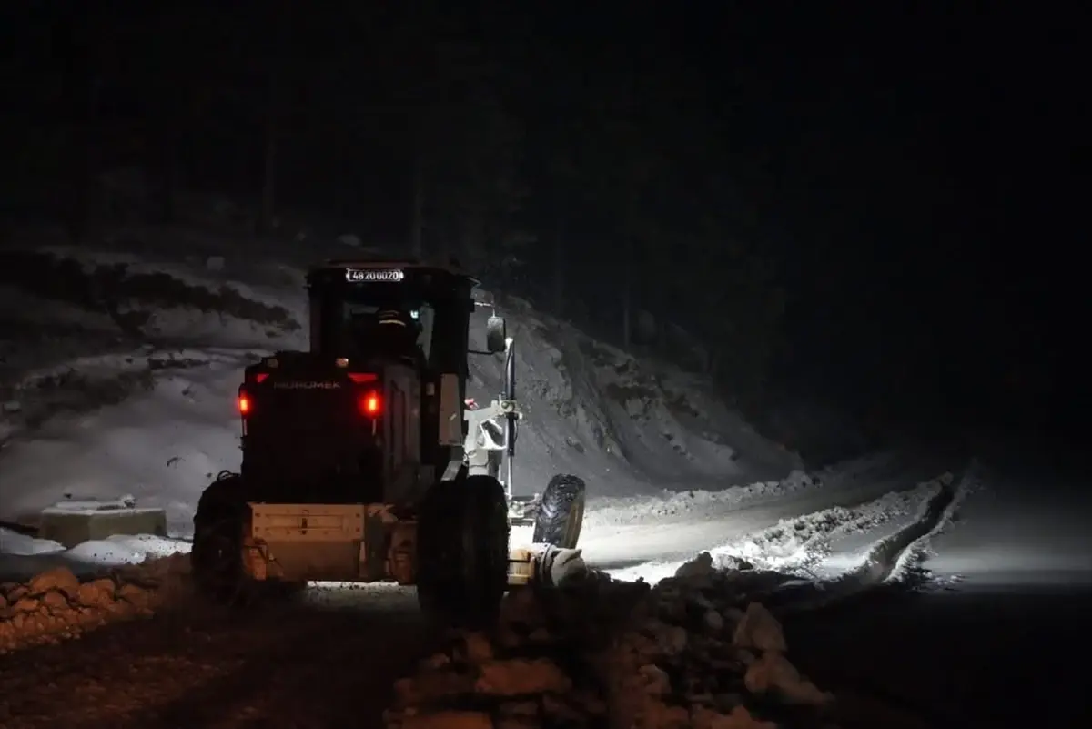 Kavaklıdere’de Şiddetli Kar ve Buzlanma Ulaşımı Geçici Olarak Durdurdu