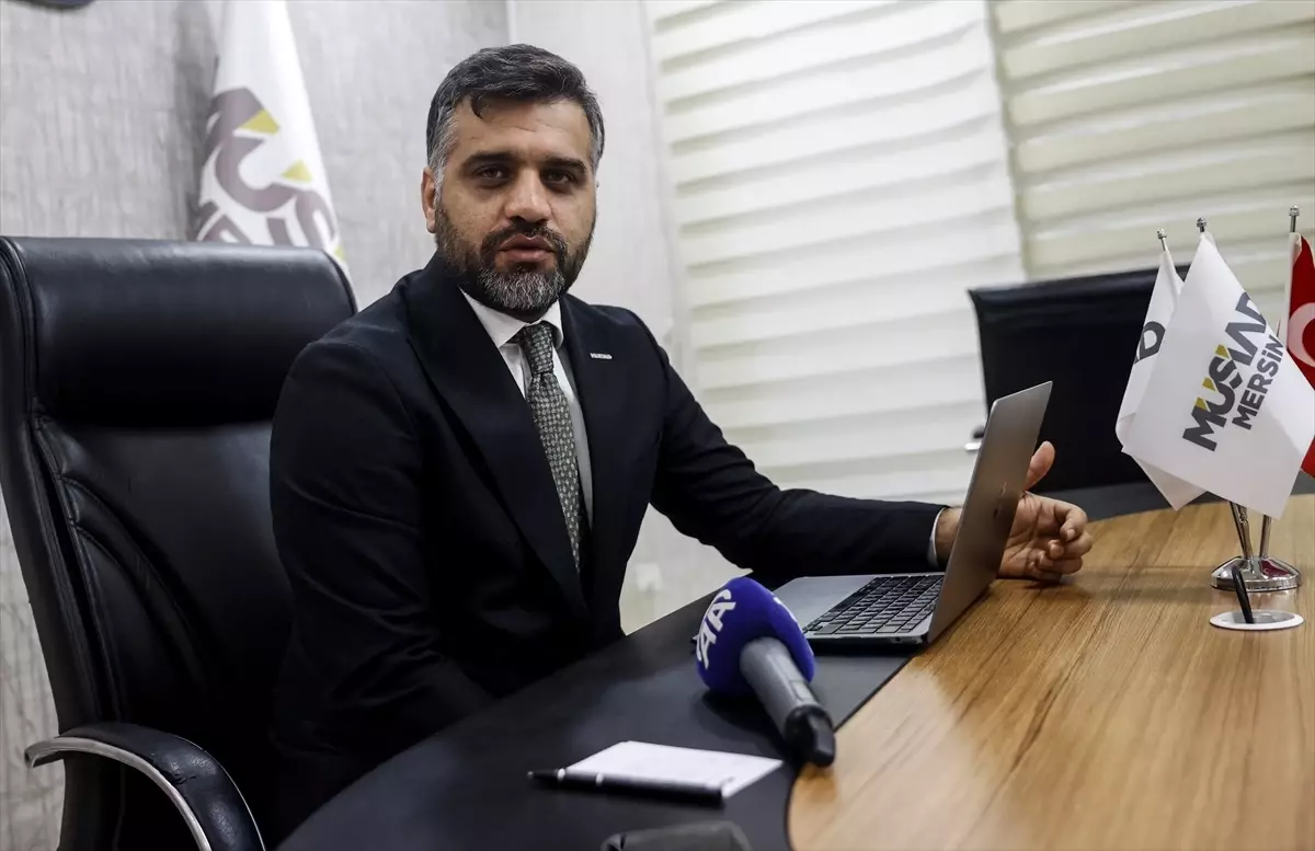 MÜSİAD Mersin Şube Başkanı Kayan, 2025 Yılın Kareleri Yarışmasında Öne Çıkan Fotoğrafları İnceliyor