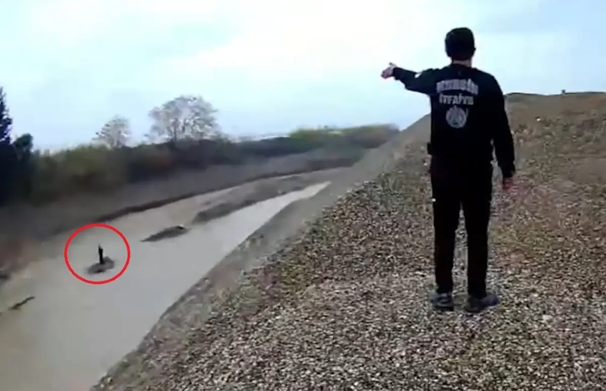 Mersin'de Kontrolden Çıkan Araç Çaya Düşerek Sürücüsü İtfaiye Tarafından Kurtarıldı