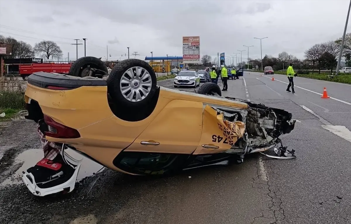 Bafra’da Kazaya Karışan Araç Devrildi, Sürücü Hastaneye Kaldırıldı