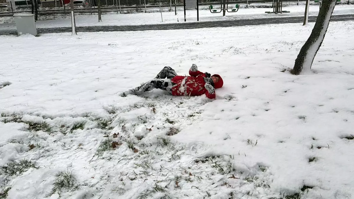 Tekirdağ’da Kar Yağışı: Polis Memuru Çocuklarla Kar Topu Mücadelesine Katıldı