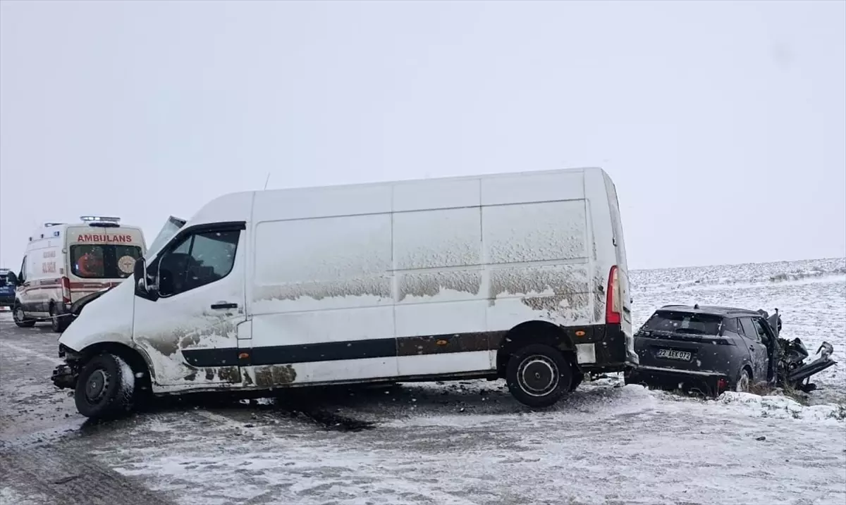 Tekirdağ Hayrabolu’da Otomobil‑Minibüs Çarpışması: 1 Kişi Hayatını Kaybetti, 3 Yaralı