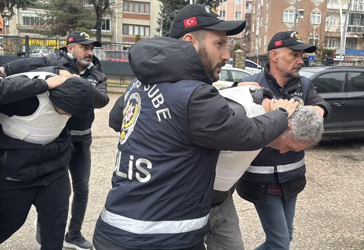 Tokat'ta genç, babasını baltayla öldürdükten sonra adliyeye sevk edildi