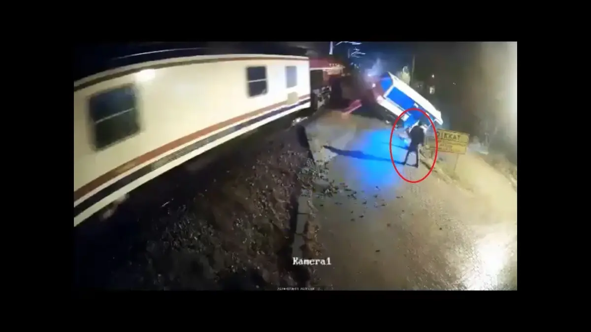 Kırıkkale'de Tren ve Minibüs Çarpışması: Sürücü Zorlu Anı Atlatabildi