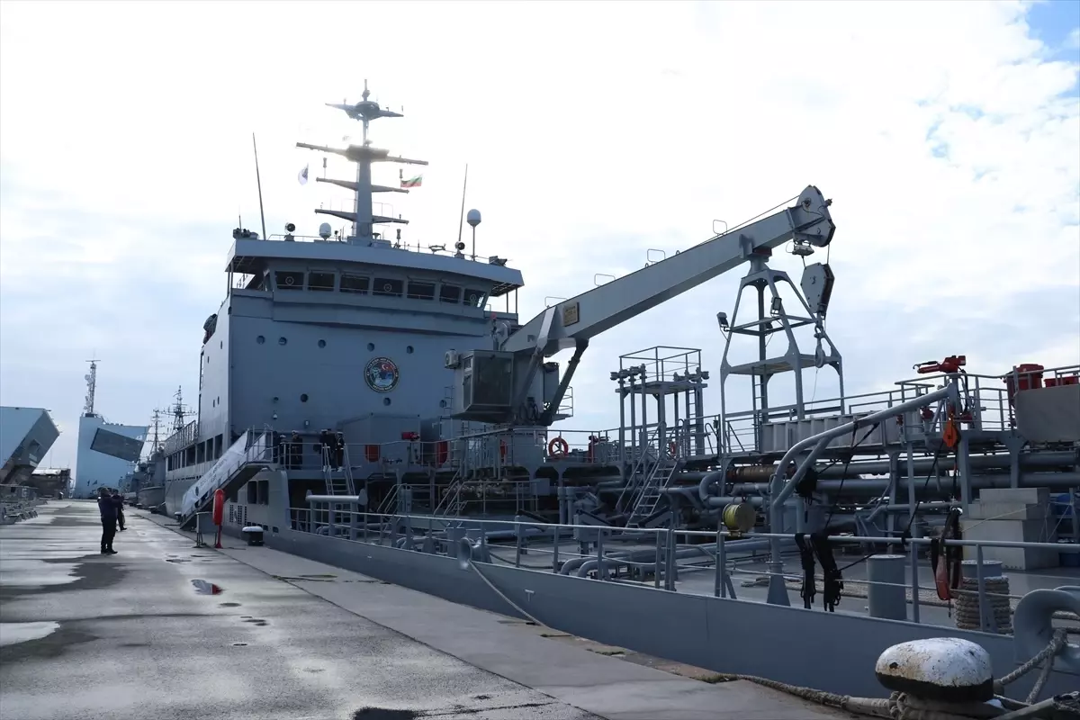 TCG Ütğm. Arif Ekmekçi ve TCG Ayvalık Burgaz Limanı’nda Operasyon Başlattı