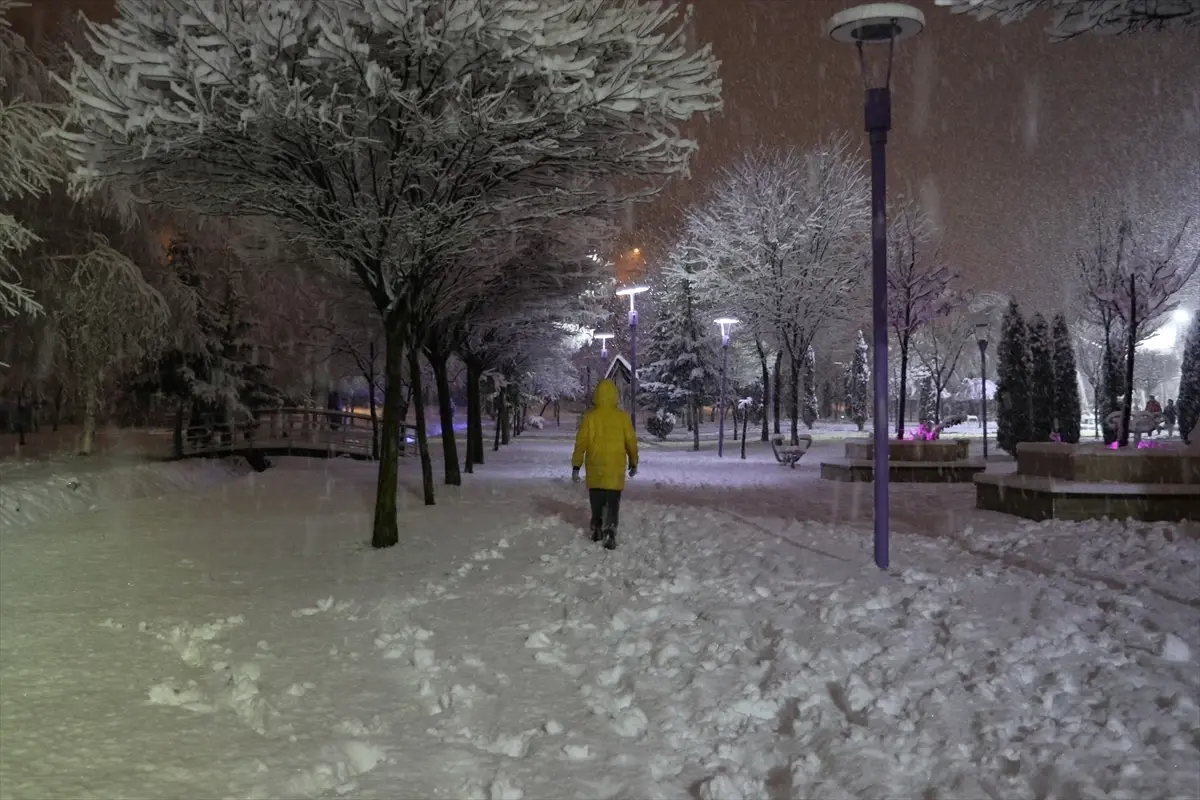Yozgat’ta Şiddetli Kar Yağışı Sürücüleri Zorladı, Vatandaşlar Karın Keyfini Çıkarıyor