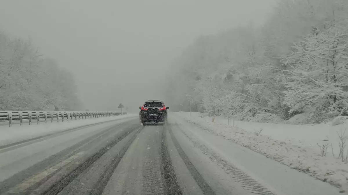 Zonguldak'ta Şiddetli Kar Yağışı Yol ve Ağır Taşıt Trafiğini Durma Noktasına Getirdi