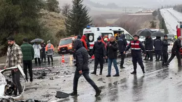 Kaza sonrası otobüs ve otomobil enkazı
