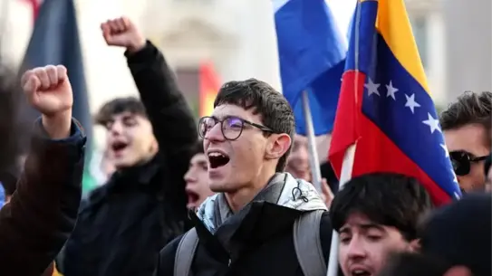 Venezuelalı göçmenlere destek veren kalabalık