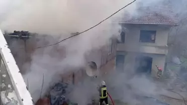 Yangın sonrası yanmış evin detaylı görüntüsü