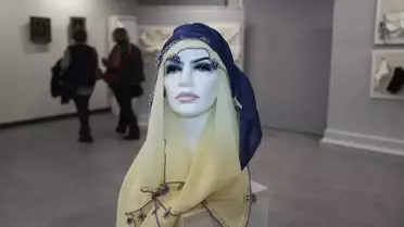 Nallıhan iğne oyası sergisi iç mekan görüntüsü