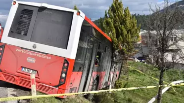 Kaza sonrası otobüs ve minibüs enkazı
