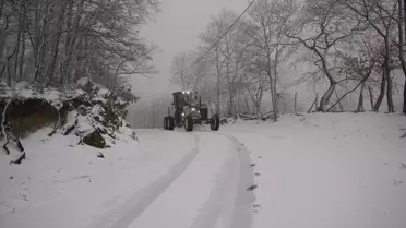 Kar temizleme ekipleri Biga’da yol açma çalışması yapıyor