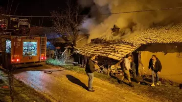 Yangın sonrası evin iç kısmı ve söndürülmüş alevler