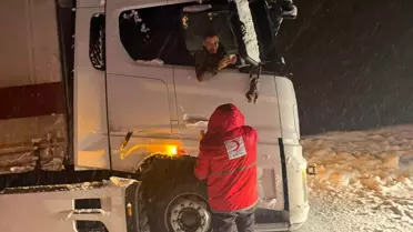 Kar altında mahsur kalan araçlar