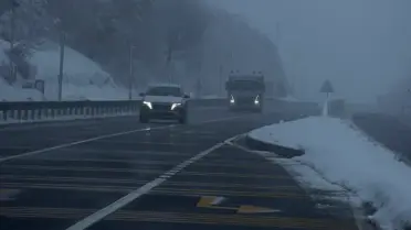 Bolu Dağı’nda sisli manzara ve tuzlama ekipmanları