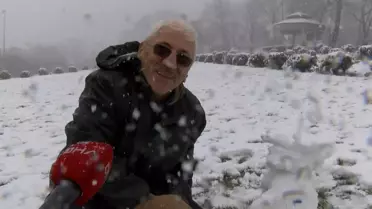 Çamlıca Tepesi'nde kar içinde aileler