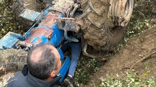 Kaza yerinde devrilen traktör