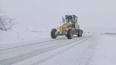 Köy yollarında kar küreme ekipleri