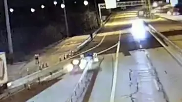 Kaza anındaki bariyere çarpan otomobil