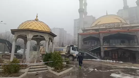 Ali Erçelebi Camii avlusunda çökme sonrası görüntü