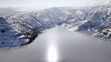 Dronla çekilmiş Erzincan baraj gölü buzlu görüntüsü
