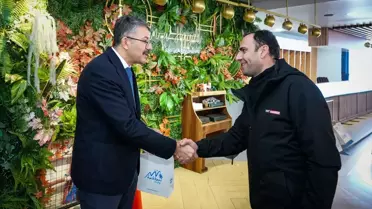 Vali Çelik ve basın mensupları bir arada