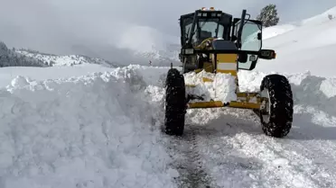 Kahramanmaraş'ta kar yağışıyla mücadele eden öğrenciler