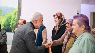 Vali Turan huzurevi sakinleriyle fotoğraf